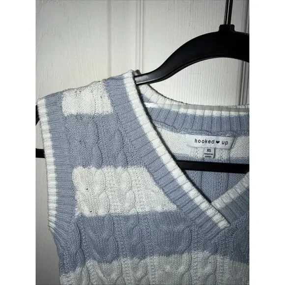 Hooked Up Women's Ruffled Sleeveless Sweater Size S XS Light Blue And White - Picture 4 of 12